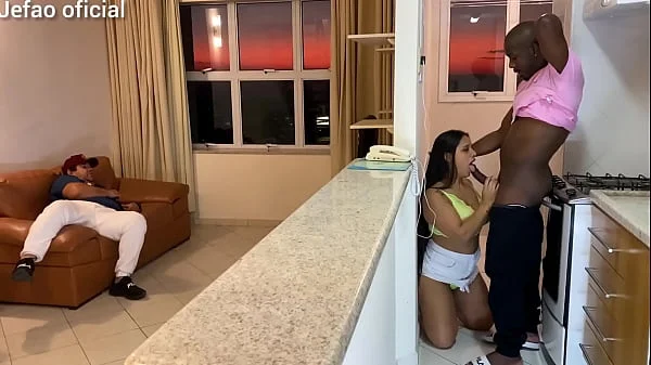 Fui arruma a maquina se uma cliente, e o marido intertido com a televisão,  e deixou q mulher gostosa do meu lado, fodi ela bem gostoso videos