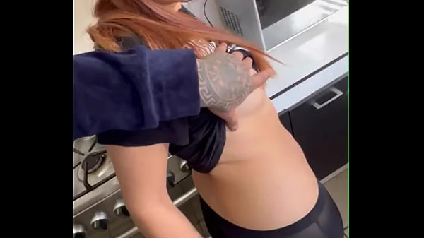 FROTANDO HASTA EYACULAR SOBRE LOS LEGGINS DE LA CRIADA videos