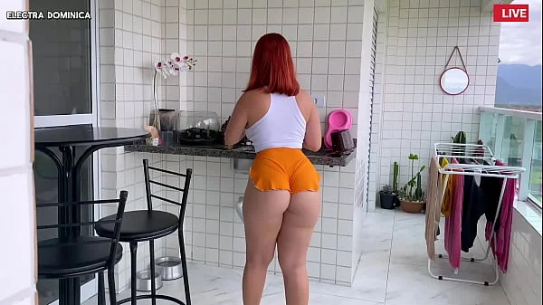 Contratei essa empregada, ela é mais gostosa pessoalmente, esse shorts socado é um tesão, fiquei excitado videos