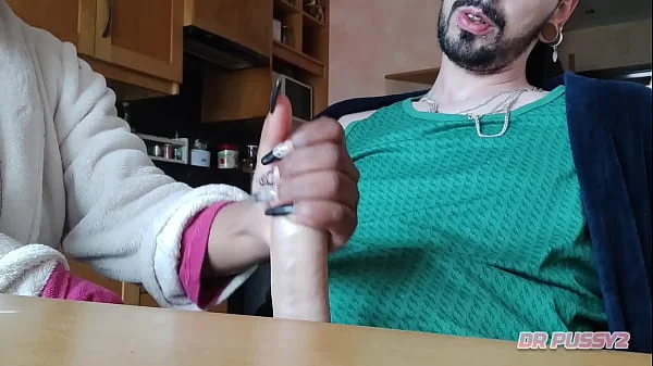 MASTURBEI O MELHOR AMIGO DO MEU MARIDO E DEIXEI ELE FILMAR SEM O CORNO SABER videos