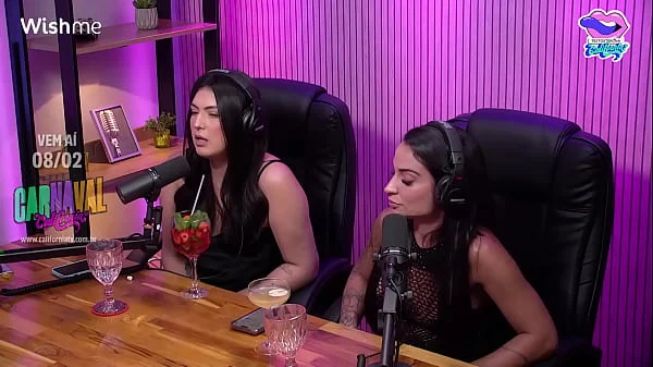 Ela chupou a bucetinha da amiga no estúdio videos