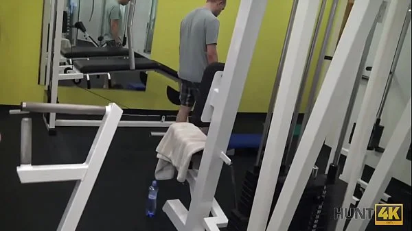 HUNT4K. La ingenua conejita de gimnasio tiene sexo con un hombre rico videos