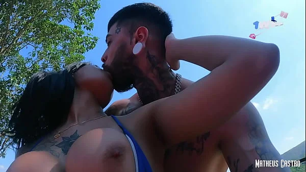 TROCA DE CASAIS FODENDO A BUCETINHA DE DUAS MORENAS SAFADAS EM SITIO PÚBLICO - COLLAB GALEGO BSB - TEASER videos