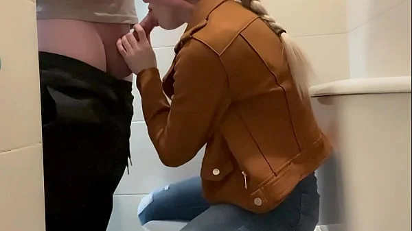 Mamada Arriesgada en el Baño de la UNIVERSIDAD ! S videos