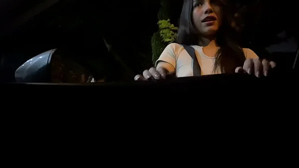 Un extraño se acercó en el carro y se ofreció a hacerme una mamada a cambio de dinero y Estuve de acuerdo y me lo tragué todo - mamada en el coche videos