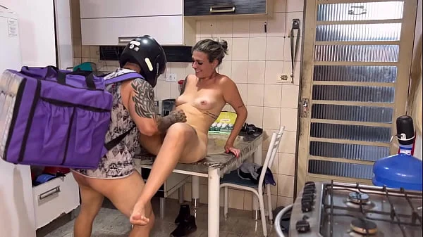 Fiquei pelada pro entregador de aplicativo e chamei ele pra dentro da minha casa .Ele não resistiu e me fudeu todinha hardcore Bunda enorme Peitos perfeitos pequenina chupando boquete História porno videos