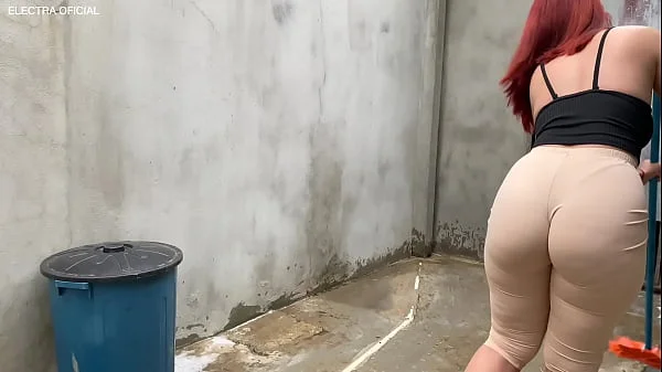 Contratei essa empregada e olha a roupa que ela veio, fiquei louco de tesão, que bunda grande videos