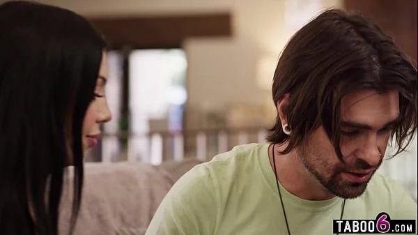 Australian stepsister Holly Day wants to play doctor with American stepbro videos