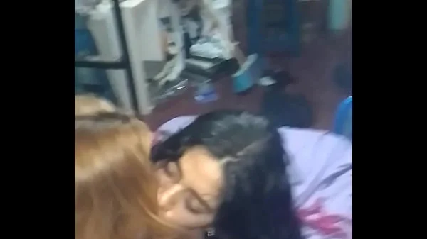 Las amigas se besan y las  pongo en cuatro videos