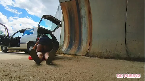 AFRICANA SEM CALCINHA TEM O CARRO AVARIADO E QUANDO SE BAIXA PARA VER O PROBLEMA É SURPREENDIDA POR DESCONHECIDO DE PAU DURO QUE A FODE NA SUA CONA QUENTE E SUCULENTA EM VÁRIAS POSIÇÕES SEM CAMISA videos