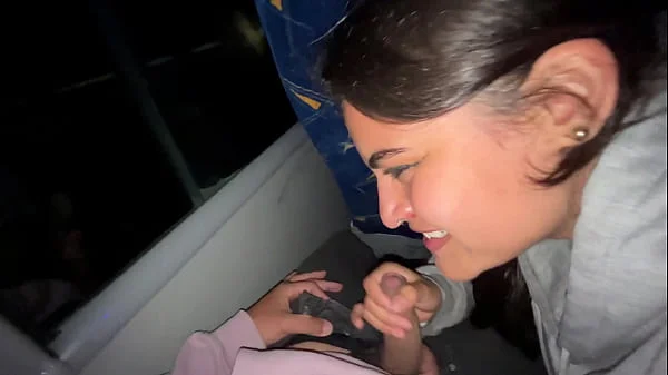 Se la chupo a un pasajero desconocido en un bus real y se corre en mi boca videos