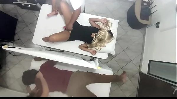 Video Grabación Real Como el Masajista Tiene Sexo con la Mujer al Lado de su Marido videos