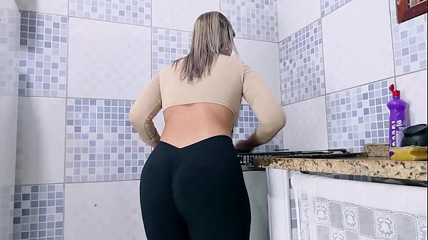 Essa empregada é muito gostosa ! videos