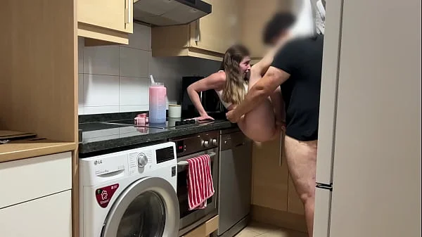 Mientras hablo por telefono con mi novio , mi padrastro me come el coño y me folla bien duro hasta se corre dentro creampie videos