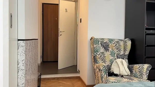 I dropped the towel in front of the delivery man. Real delivery videos