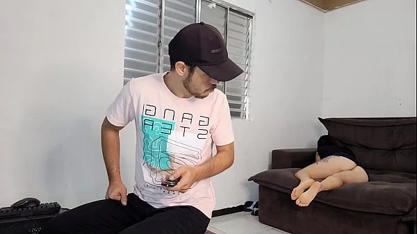 Quero sexo com este técnico, estou mostrando minha bunda pra ele, tomara que de certo! videos