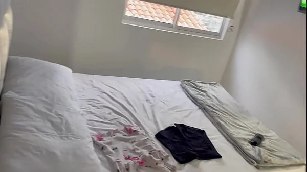 Me escondo en la habitacion de mi pequeña hermanastra para espiarla mientras se pone su ropa interior H.L. videos