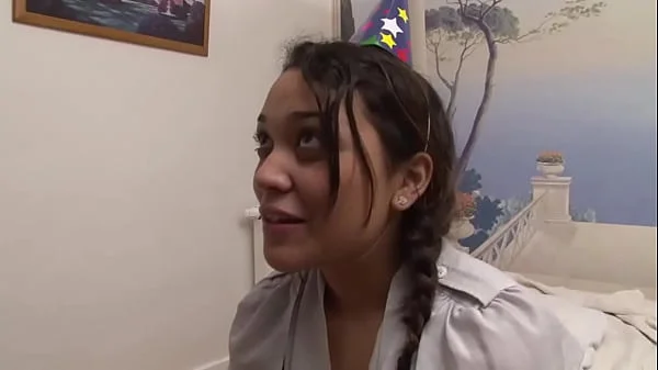 Une jeune fêtarde se fait allumer le cul avec plaisir! videos