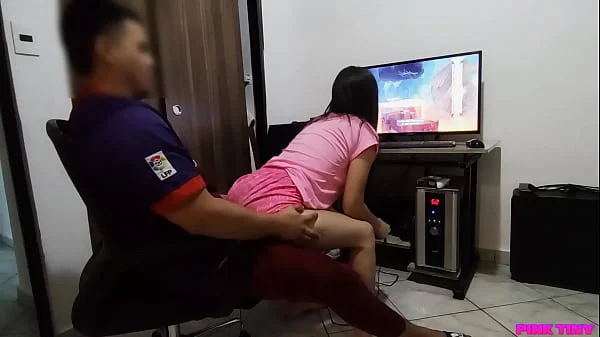 Mi Prima quería Jugar y me Aproveche para que se Sentara en mis Piernas asi le Froto mi Polla por su Culo videos