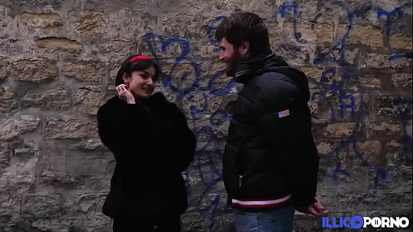 Crystal, étudiante coquine, veut une bite pour une baise hard videos