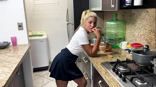 Hijastra Acepta el Trato de su Padrastro para no Volver a Cocinar videos