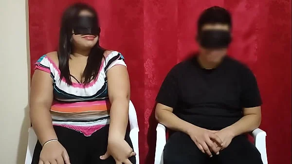 Concurso del cornudo: la esposa participa en un reto de adivinar que tiene en su boca mientra su esposa esta a su lado ella termina chupando la polla del desconocido mientras su esposo no se entera videos
