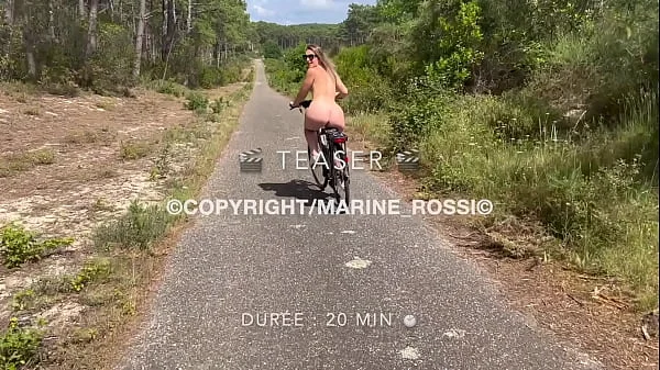 Jeune Française se fait baiser le cul sur son vélo videos