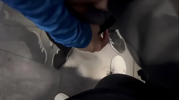 Mi compañera gimnasio y yo nos encontrábamos calientes y terminamos masturbandonos en el baño del gimnasio. videos