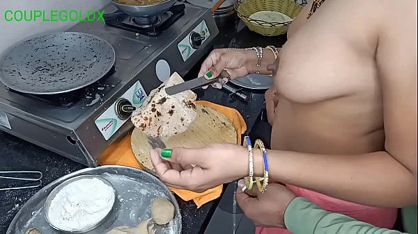 रोटी बनाते समय जोर जोर से धक्का लगाया एक साथ दो काम videos