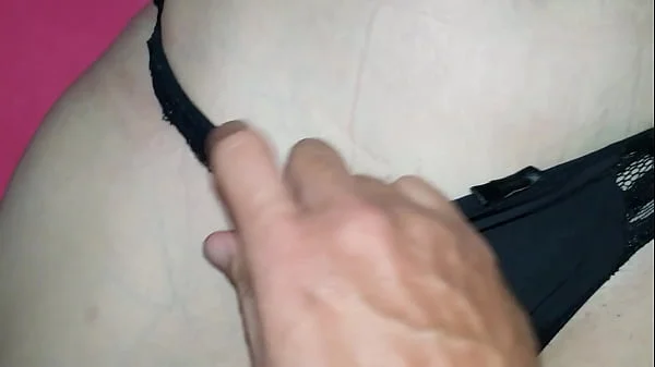 Depois da festa, tirei sua roupa, fodi sua buceta molhada, ela gozou no meu pau e enchi ela de porra. Fiz o creampie e não parei de foder. videos