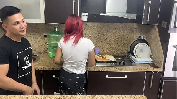 Esposa y su Marido Cocinando pero Ops su Amigo le Mete Mano a su Esposa al Lado de el que Descaro NTR Netorare videos