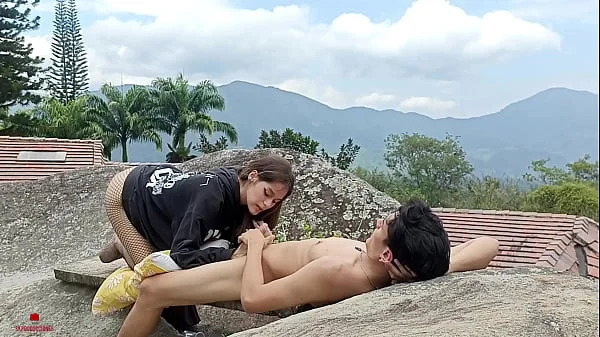 Me follo a la cachonda de mi hermanastra a escondidas de nuestros padres en un viaje familiar. videos