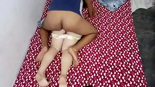 Me quede a descansar en la habitacion de mi hermanastra y tube que meterle mi polla  , para no tener problemas tube que metercelo por detras , casi me pillan videos