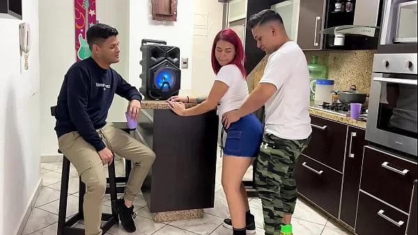 Bailando Reggaeton con la Novia de mi Amigo y Le Froto mi Polla en su Culo al Frente de el para Excitarla NTR Historia Netorare videos