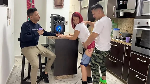 Bailando Reggaeton con la Novia de mi Amigo y Le Froto mi Polla en su Culo al Frente de el para Excitarla NTR Historia Netorare videos