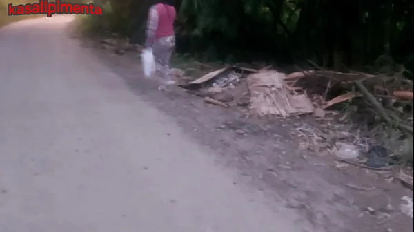 transando com uma gostosa de uma colônia marginal sem camisinha, por algumas latas, safado tira proveito da pobreza e goza até no cuzinho dela! videos