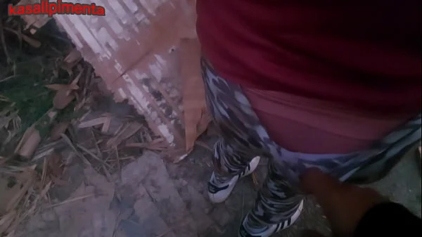 transando com uma gostosa de uma colônia marginal sem camisinha, por algumas latas, safado tira proveito da pobreza e goza até no cuzinho dela! videos