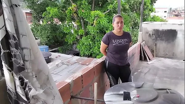 DESCUBRO A MI HERMANASTRA FUMANDO EN LA AZOTEA Y MIENTRAS ME CHUPA LA POLLA ME PIDE QUE SE LA META PARA NO CONTARLE A MI MADRASTRA -1 parte- videos