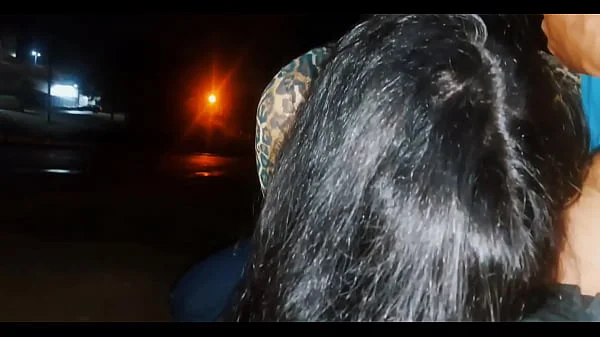 Sério !! Eu corro o risco de colocar meu pau na frente dessa mulher esperando o ônibus ... Como ela vai reagir? videos