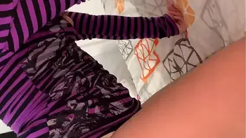 Le acaricio las nalgas a mi hermanastra a cambio de permiso para salir con sus amigos videos