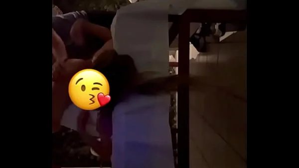 Masajista se aprovecha de rubia. Cámara escondida. videos