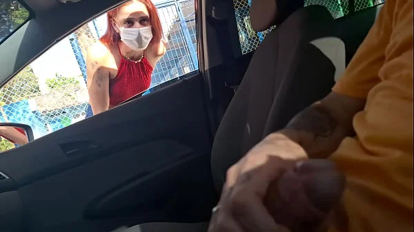 Pedindo informações na rua para uma bela mulher no ponto de ônibus! videos