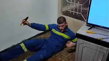 a russah chamou o eletricista para arrumar sua tv e pagou com sexo videos