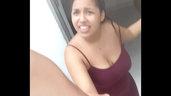 Hablando con mi mujer mientras limpia la casa le pido que me hagas una chupada de polla y termina cómica la situación videos