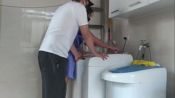 Casada provocando o técnico que foi arrumar a máquina de lavar roupas, a safada abriu o roupão na frente dele (Completo no RED e no Sheer) videos