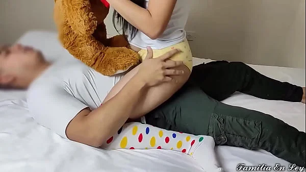 Jugando con la Hermosa Chica a la que Cuido cuando esta Sola en Casa videos