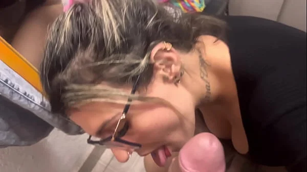 A gostosa da minha mulher dentro do vestuário da loja louca de tesao não aguentamos fudemos ali mesmo (sexo em público) videos