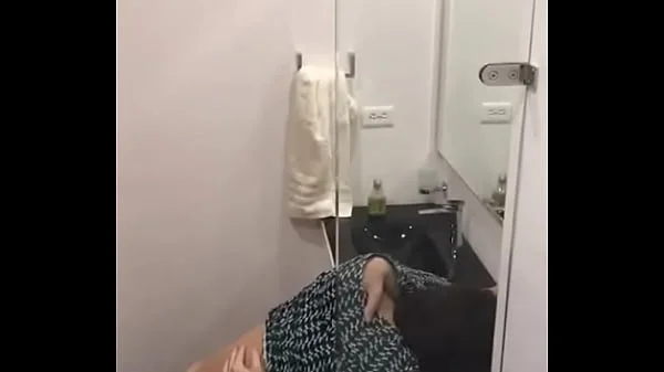 descubro a mis amigos en el baño por los fuertes gemidos videos