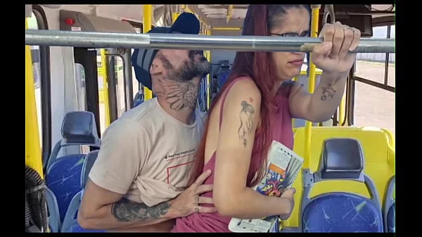 Estudande sendo encoxada por velho no onibus em público! videos