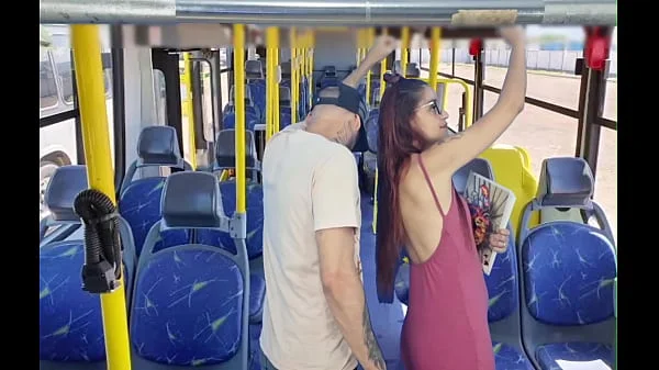 Estudande sendo encoxada por velho no onibus em público! videos